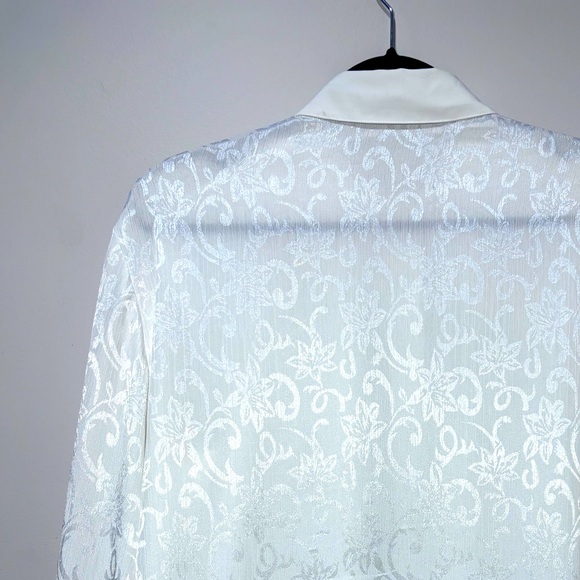 Beautiful vintage white button down blouse - Picture 5 of 5